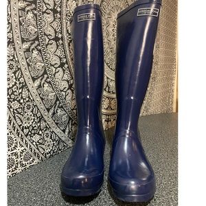 Navy blue rain boots women’s size 8.